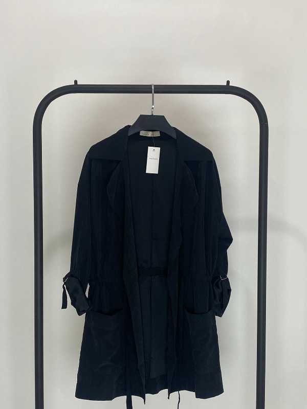 CHAQUETA NEGRA LIGERA MANGAS ENROLLABLES 