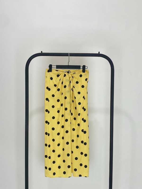 Falda nudo frontal, puntos, amarilla