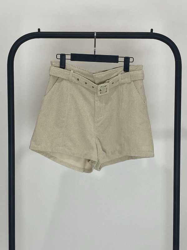 SHORT DE CORDUROY COLOR CREMA CINTURA ALTA CON CINTURON