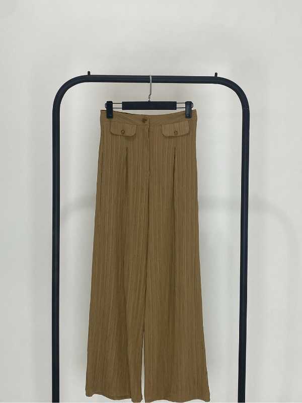 PANTALÓN CAMEL CON BOTONES DORADOS