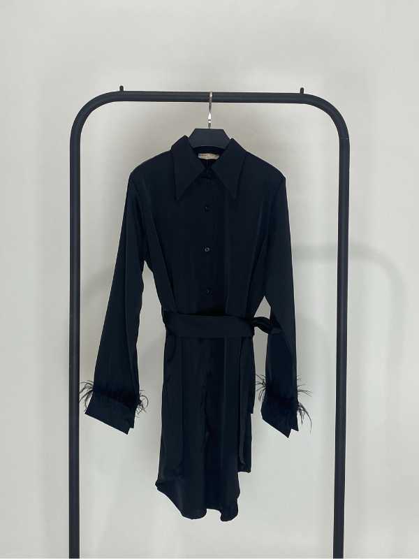 VESTIDO NEGRO CORTO PLUMAS EN LAS MANGAS