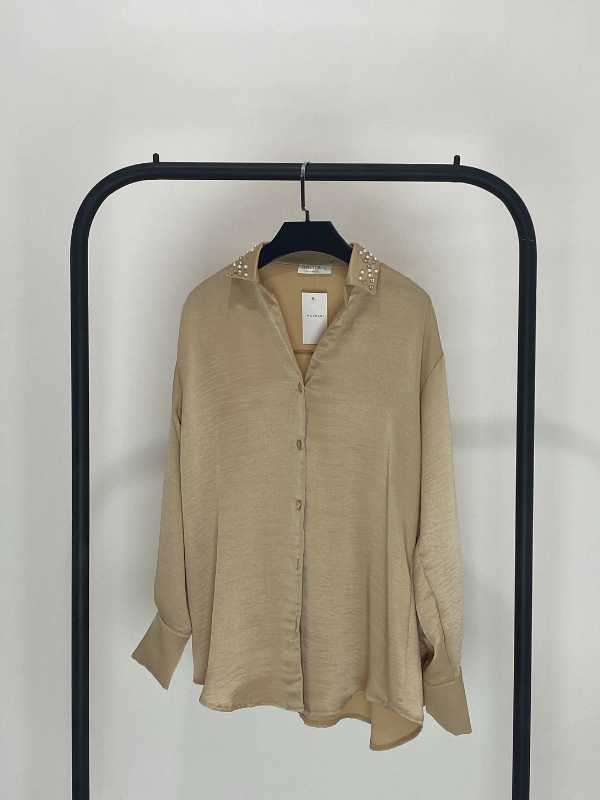 BLUSA CON APLICACIONES EN EL CUELLO COLOR BEIGE