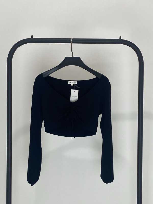 BLUSA CROP TOP FRUNCIDA EN EL PECHO NEGRA