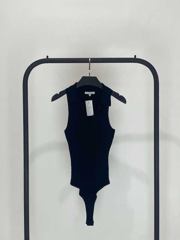 BODY DE PUNTO CON CUELLO NEGRO