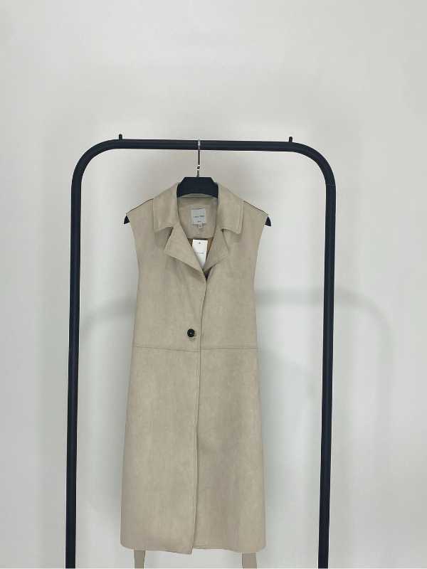 CHALECO SINTÉTICO CON CINTURÓN Y CUELLO, CREMA