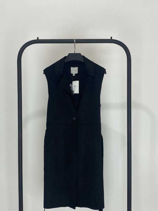 CHALECO SINTÉTICO CON CINTURÓN Y CUELLO, NEGRO